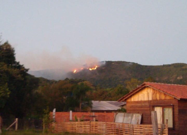 Incêndio de grandes proporções consome vegetação no Morro Itacolomi, em Gravataí