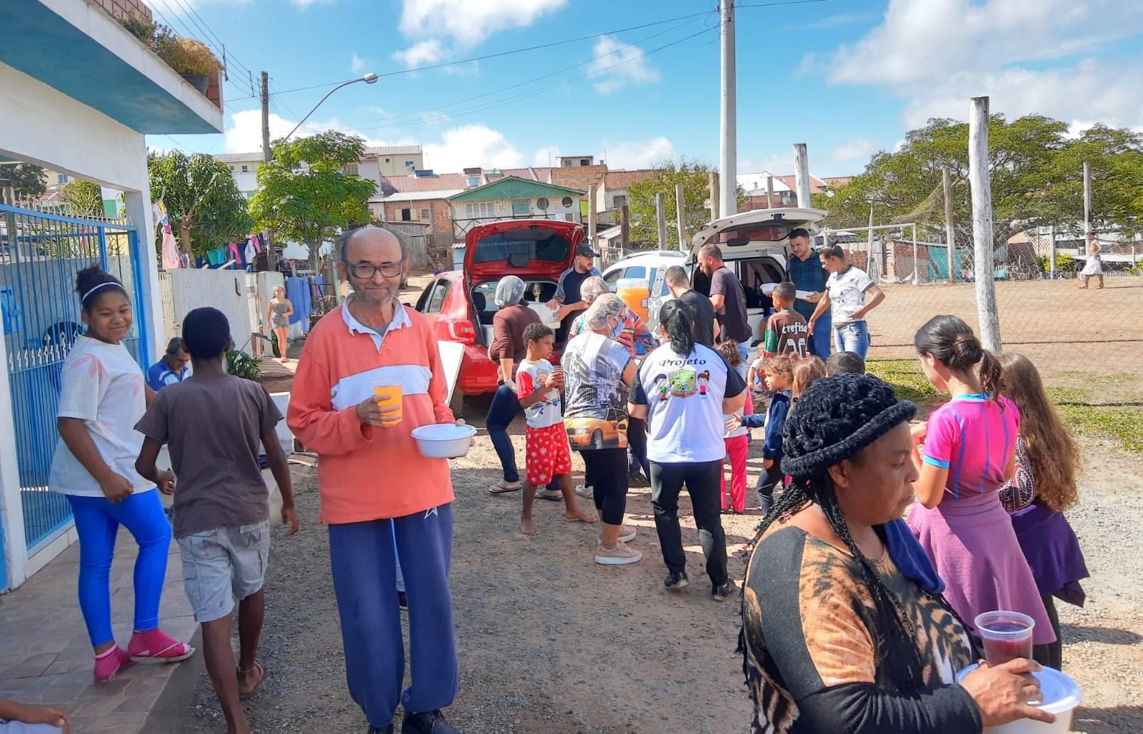 Grupo volta às ruas e distribui marmitas para comunidade carente em Gravataí