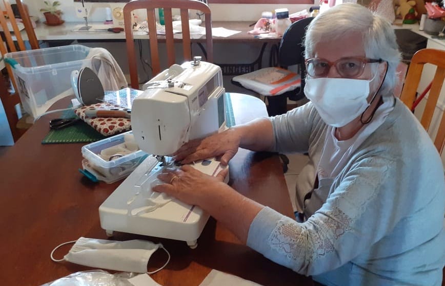 Aos 76 anos, Dona Maria Luci costura máscaras para doar aos asilos de Gravataí