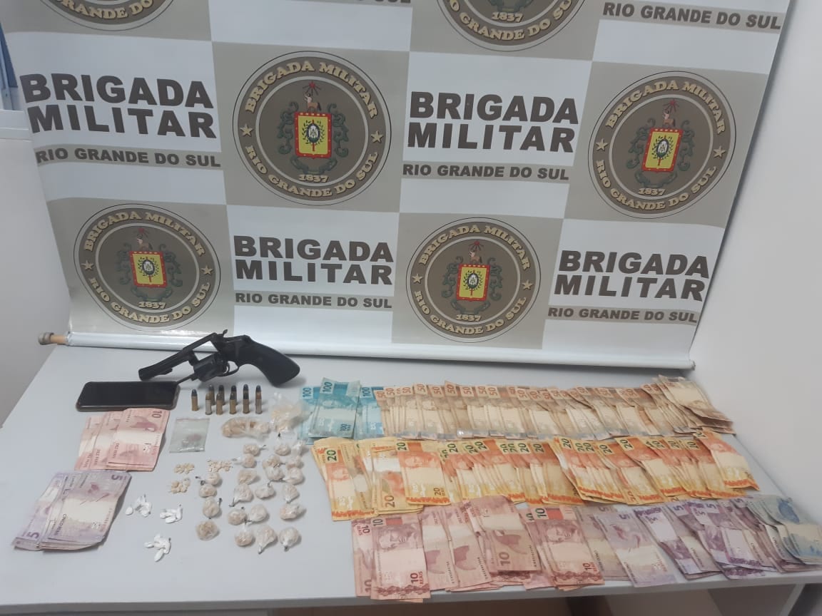 Brigada Militar prende quatro pessoas por tráfico e apreende arma e drogas