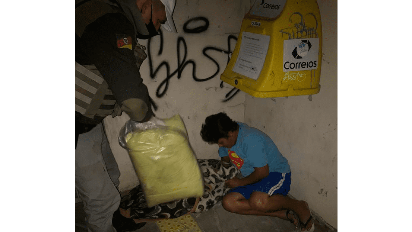 Morador em situação de rua recebe cobertores de policiais durante patrulhamento em Gravataí
