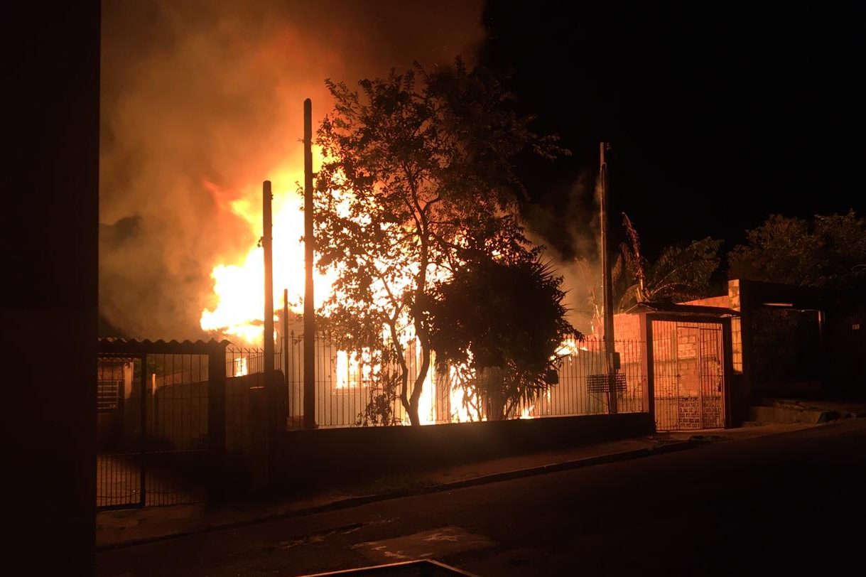 Incêndio consome residência no bairro Vera Cruz, em Gravataí
