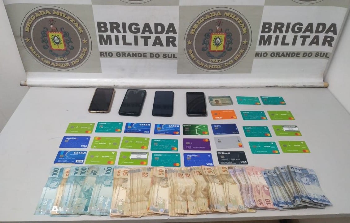 Trio é preso com R$11 mil e 27 cartões de crédito em nome de diversas pessoas em Gravataí