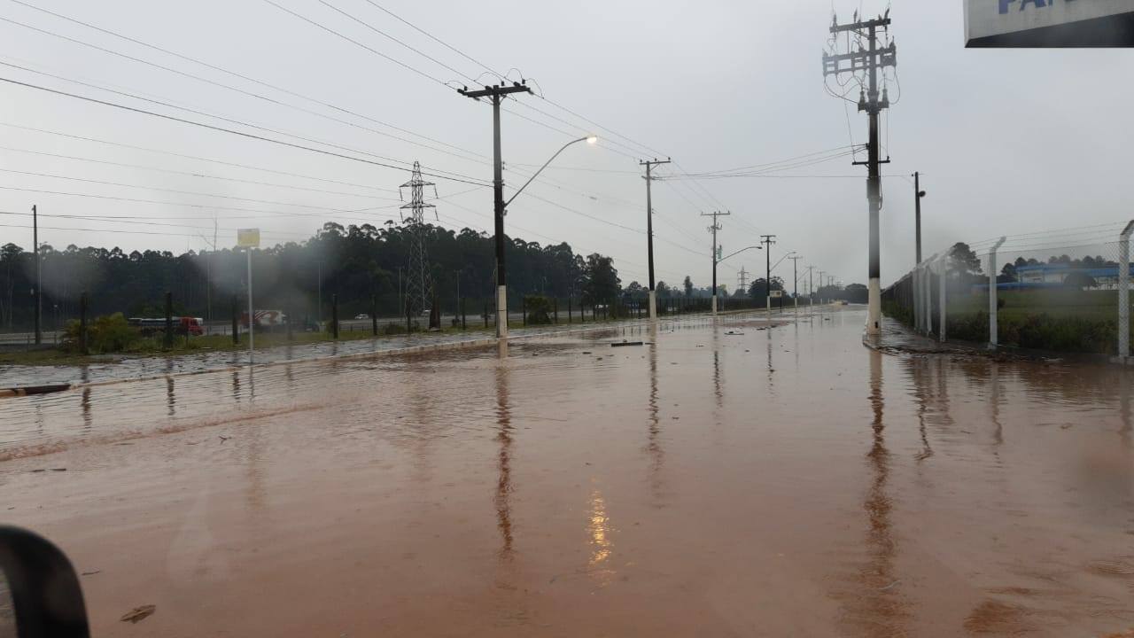 Água invade a pista e bloqueia avenida do Distrito Industrial de Gravataí
