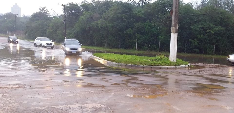 Trânsito é liberado em rua do Distrito de Gravataí após rompimento de bolsão de água