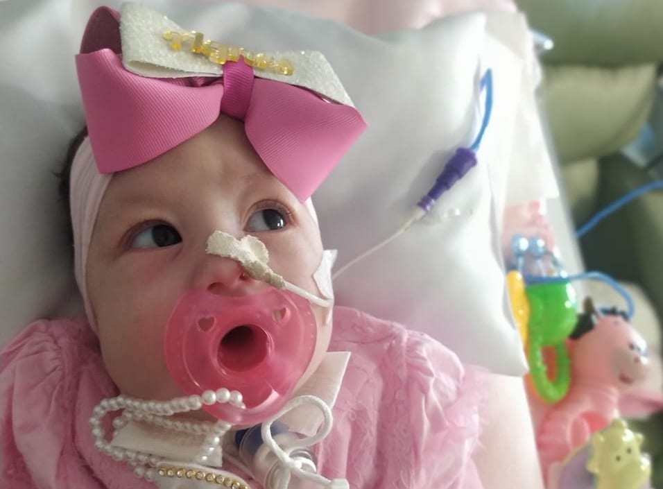 Com três meses de idade, Agnes precisa de respirador para poder ir para casa