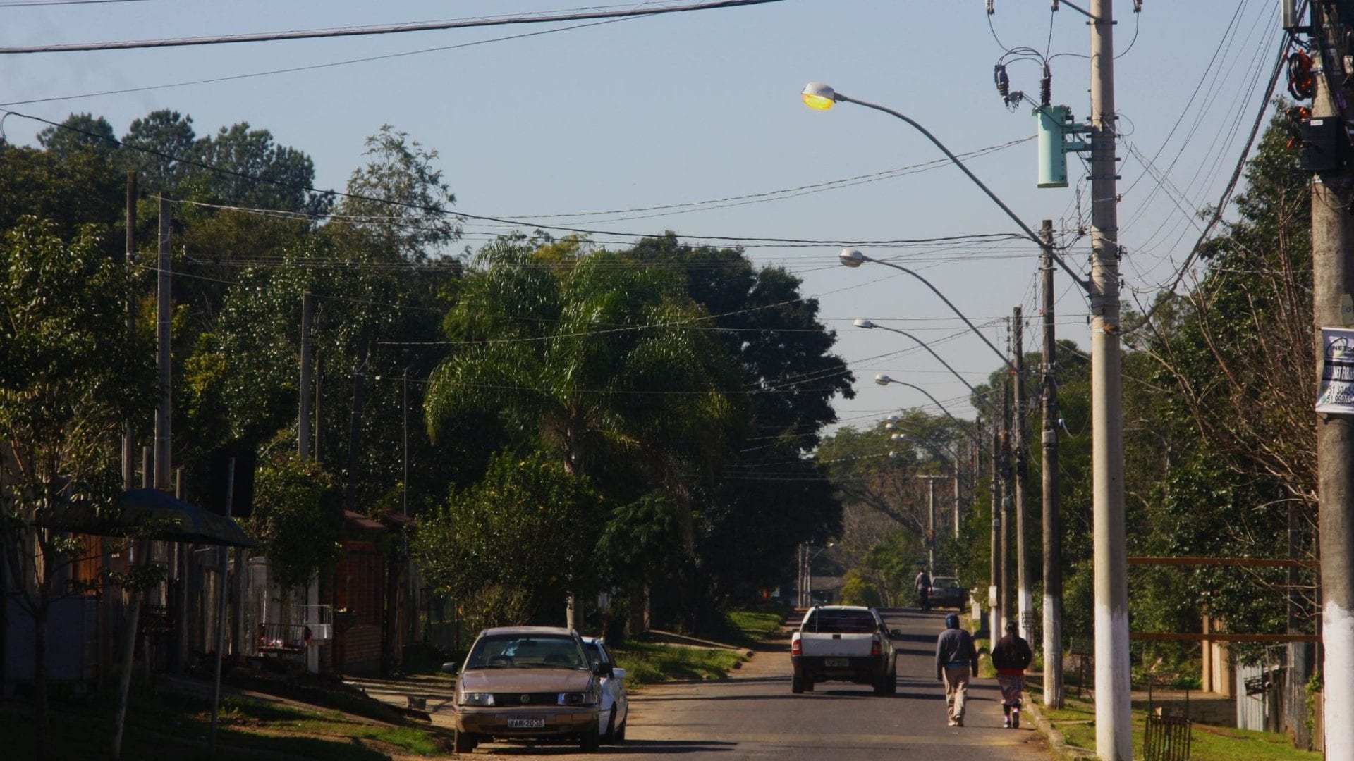 Moradores sofrem com as constantes quedas e falta de energia em bairro de Gravataí