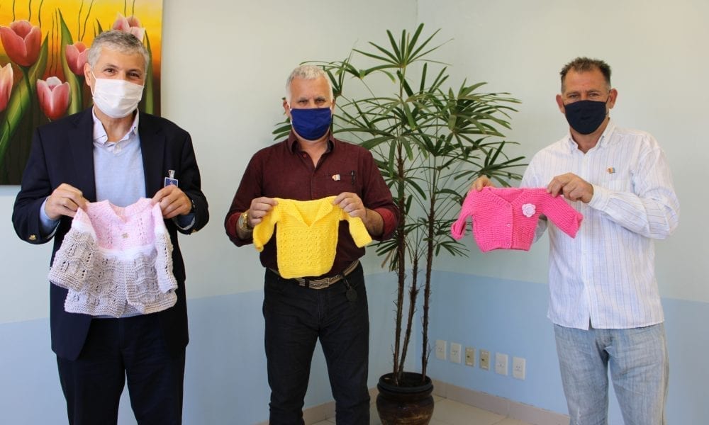 Rotary Club Gravataí doa casacos para recém-nascidos ao Hospital Dom João Becker