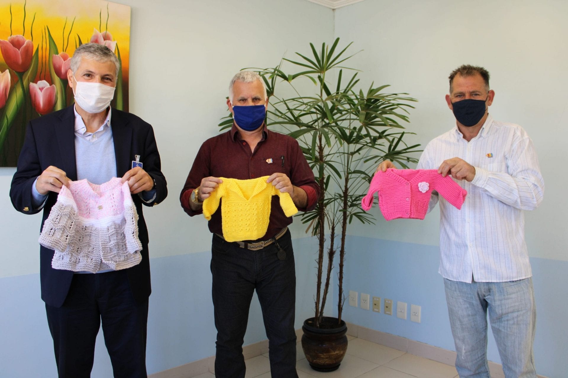 Rotary Club Gravataí doa casacos para recém-nascidos ao Hospital Dom João Becker