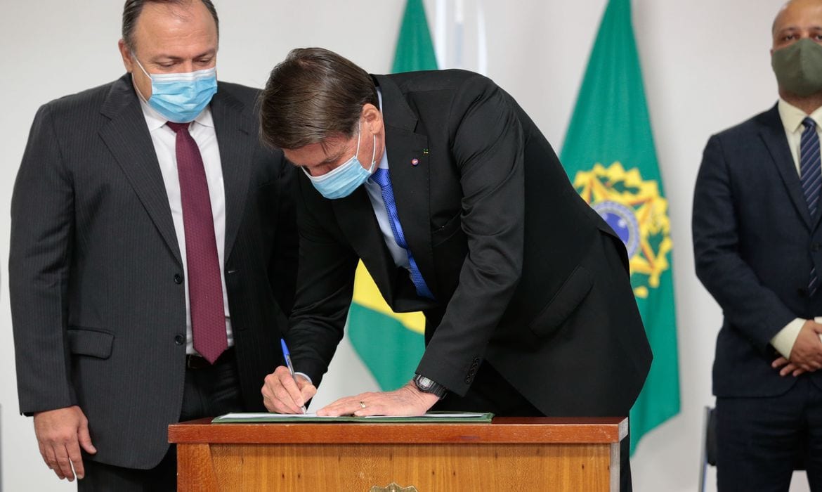 Bolsonaro assina MP que libera quase R$ 2 bilhões para viabilizar vacina contra covid-19