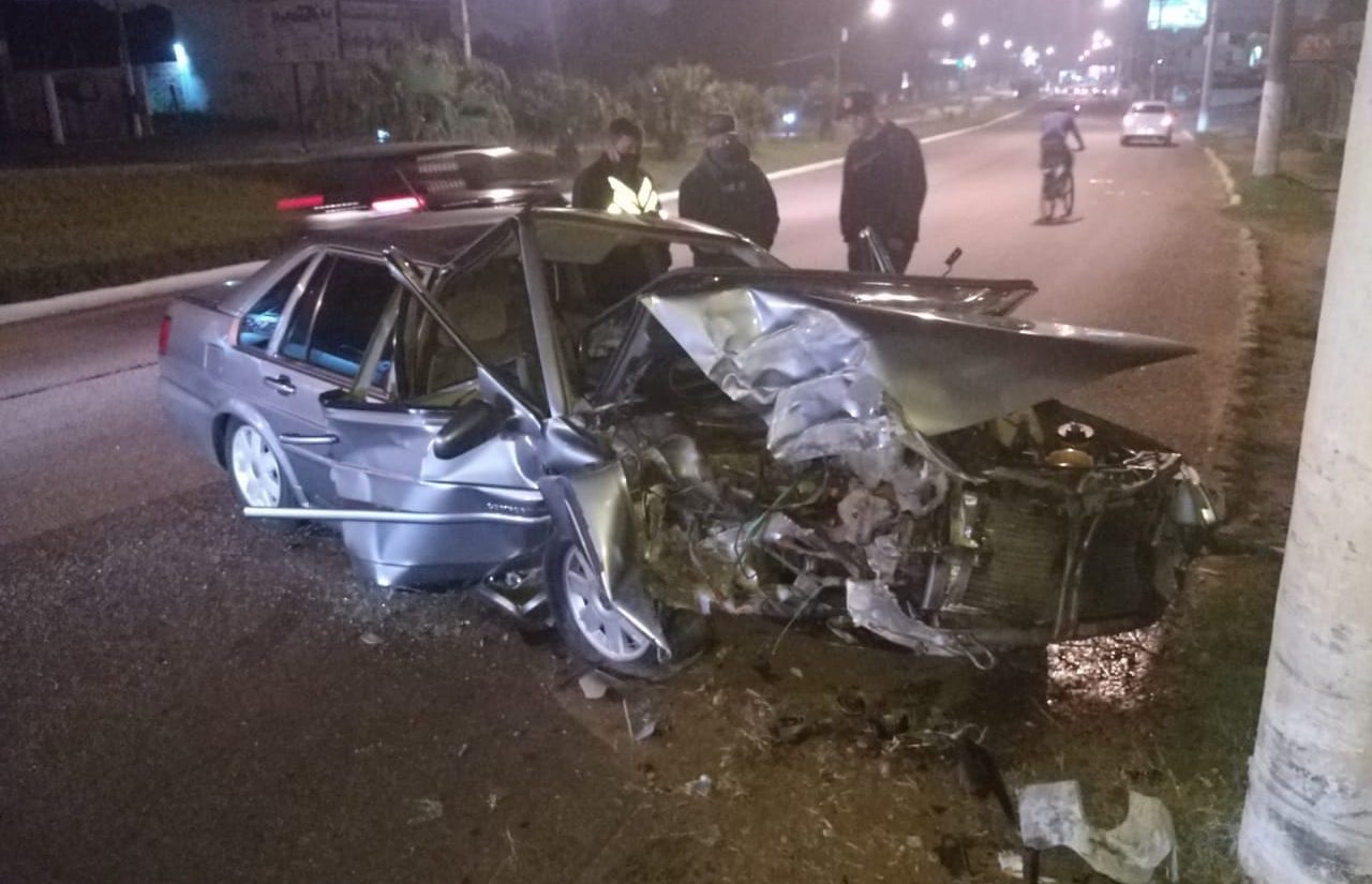 Condutor perde o controle do veículo e colide contra poste na Dorival de Oliveira