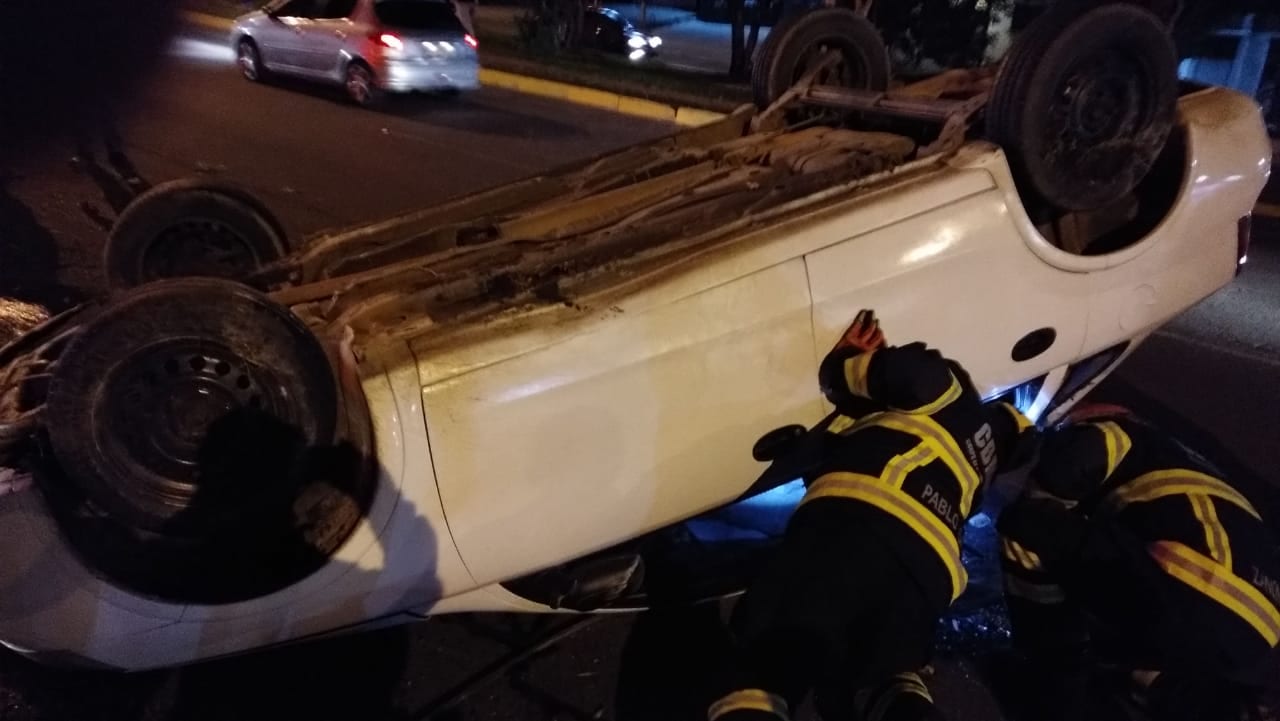 Veículo capota após acidente com moto em frente aos bombeiros de Gravataí
