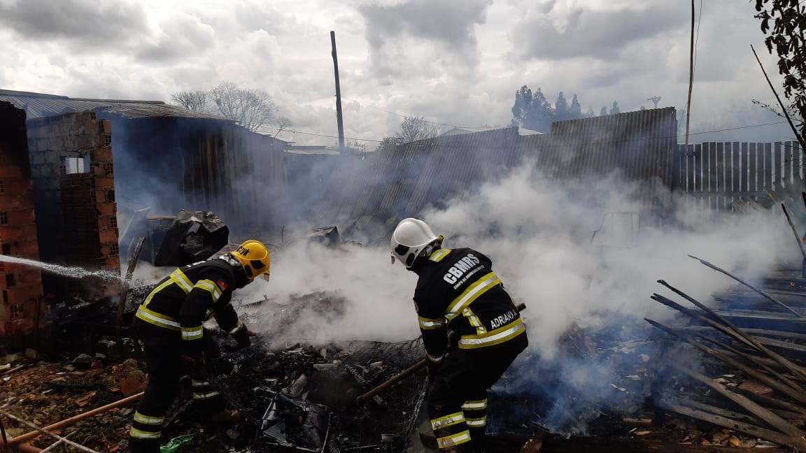 Casal com dois filhos perde tudo em incêndio no bairro Rincão da Madalena