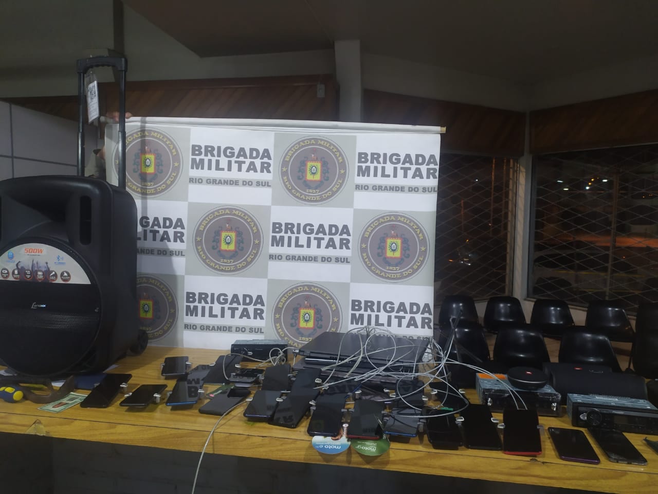 Brigada prende quarteto após arrombamento de loja e furto de mais de 20 celulares