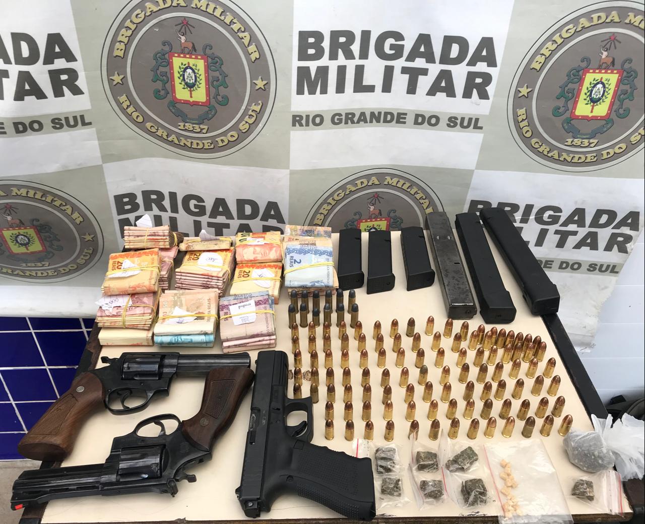 Em ocorrência de violência doméstica, Brigada Militar de Cachoeirinha encontram armas e drogas