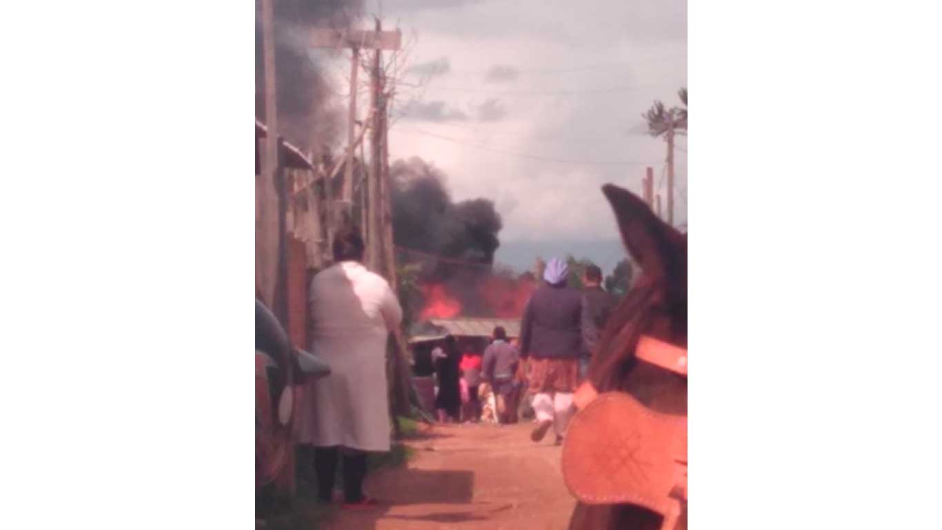 Bombeiros atuam em incêndio que consome residência em Gravataí