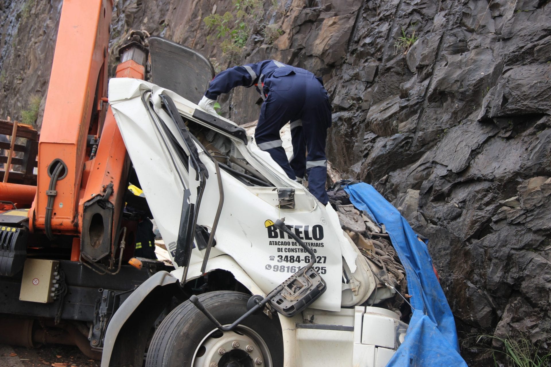 Morre condutor de caminhão de empresa de Gravataí que colidiu em paredão na ERS-122, em Flores da Cunha