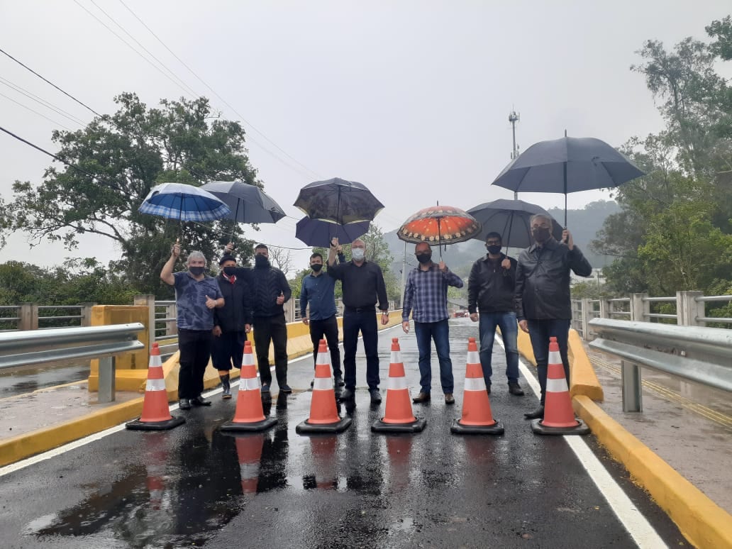Prefeitura inaugura duplicação da ponte da Rua Papa João XXIII na Morungava em Gravataí