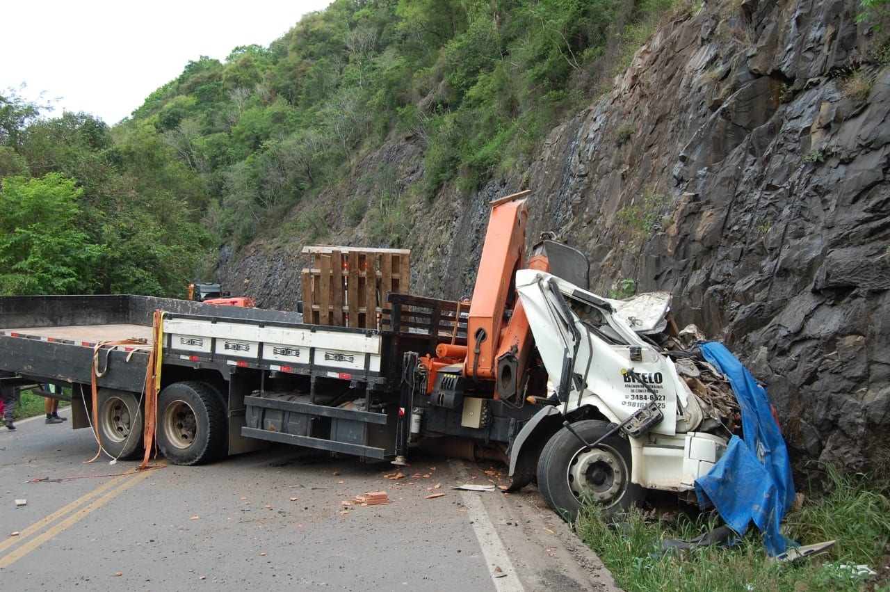 Acidente com caminhão de empresa de Gravataí deixa caroneiro morto e motorista ferido em Flores da Cunha