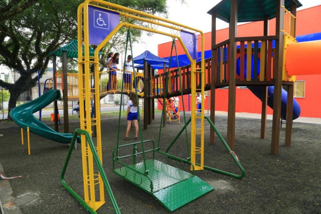 Empresário propõe a doação de balanço adaptado para crianças cadeirantes a praça de Gravataí