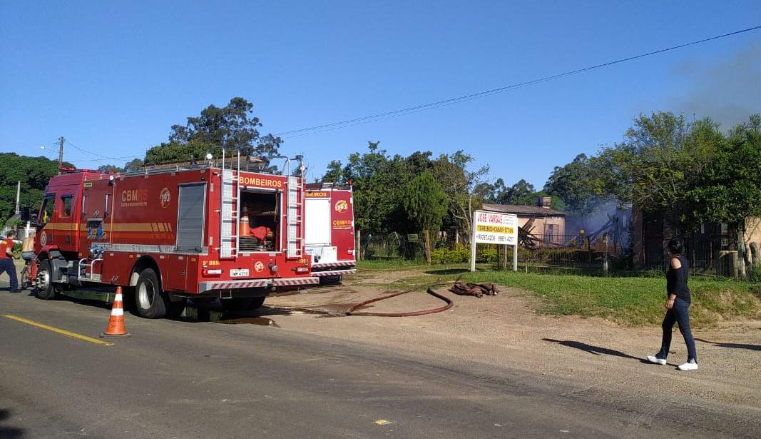 Incêndio consome duas casas no limite entre Glorinha e Santo Antônio da Patrulha