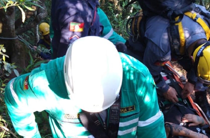 Após sete horas de trabalho, equipes resgatam homem que caiu de altura no Morro Itacolomi