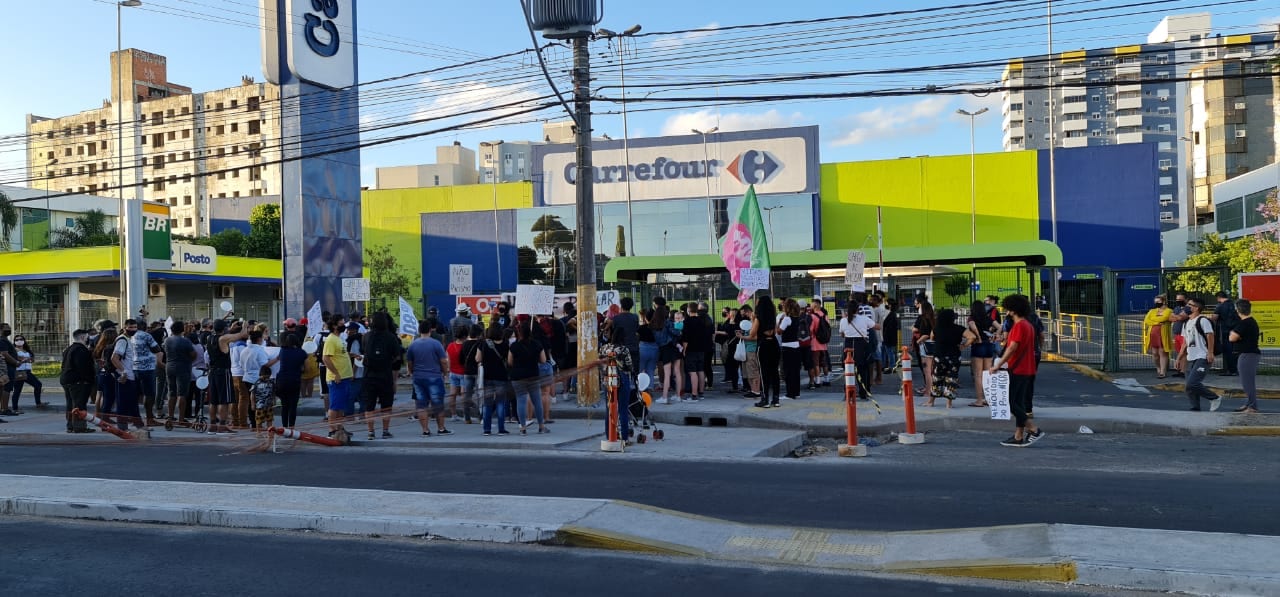 Protesto que pediu o fim do racismo em frente ao Carrefour em Gravataí foi pacífico e sem ocorrências