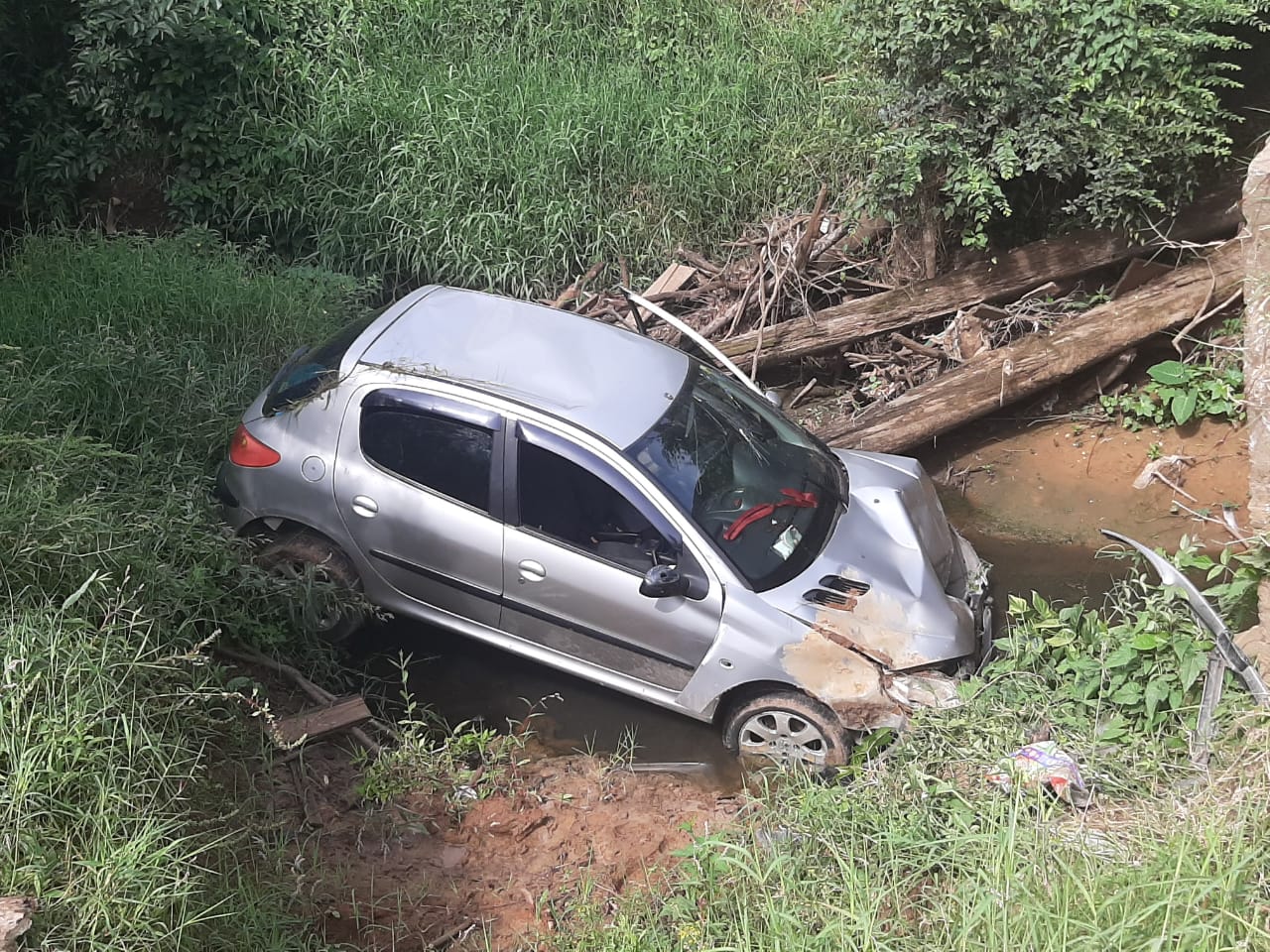 Motorista perde controle de veículo e cai em arroio em Gravataí