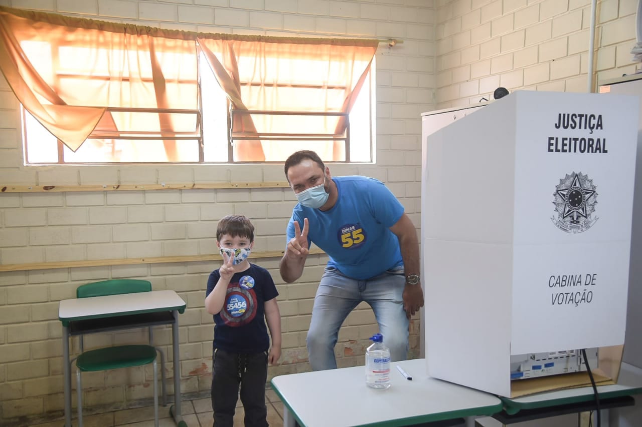 Giro na Eleição | Dimas vota na escola Rui Ramos