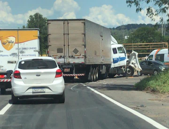 Colisão envolvendo dois caminhões deixa trânsito parcialmente bloqueado na ERS-118, em Gravataí