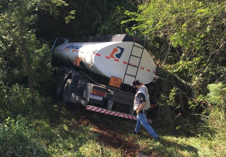 Fepam é acionada para avaliar vazamento de diesel em acidente que deixou motorista ferido em Glorinha