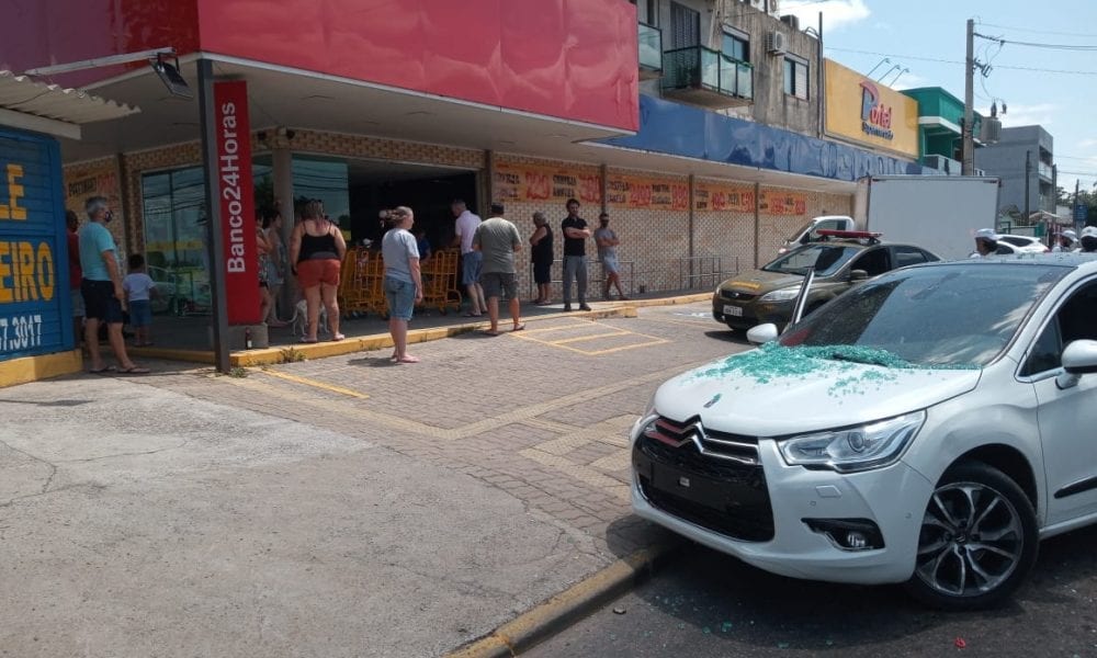 Motorista que colidiu com mercado estava com CNH bloqueada 