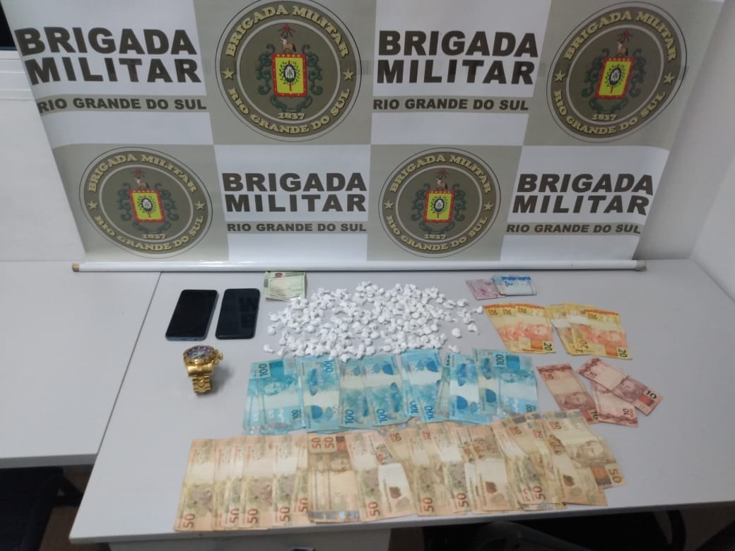 Brigada Militar prende homem com 182 buchas de cocaína em Gravataí