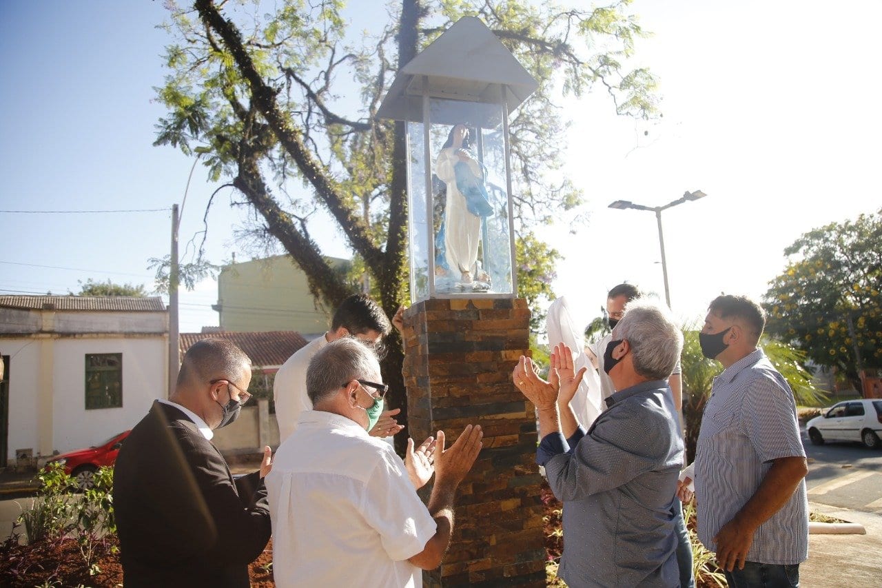 Padroeira de Gravataí ganha monumento em praça do Centro