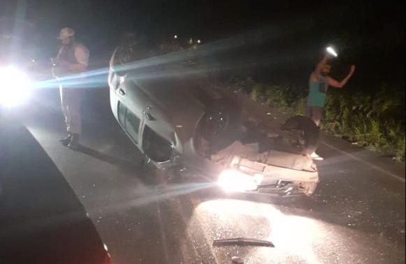 Veículo capota em acidente com vítima na ERS-020, em Gravataí
