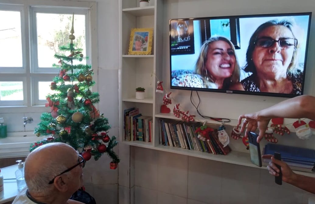 Mesmo longe, famílias fazem mais alegre o Natal em clínica de idosos de Gravataí