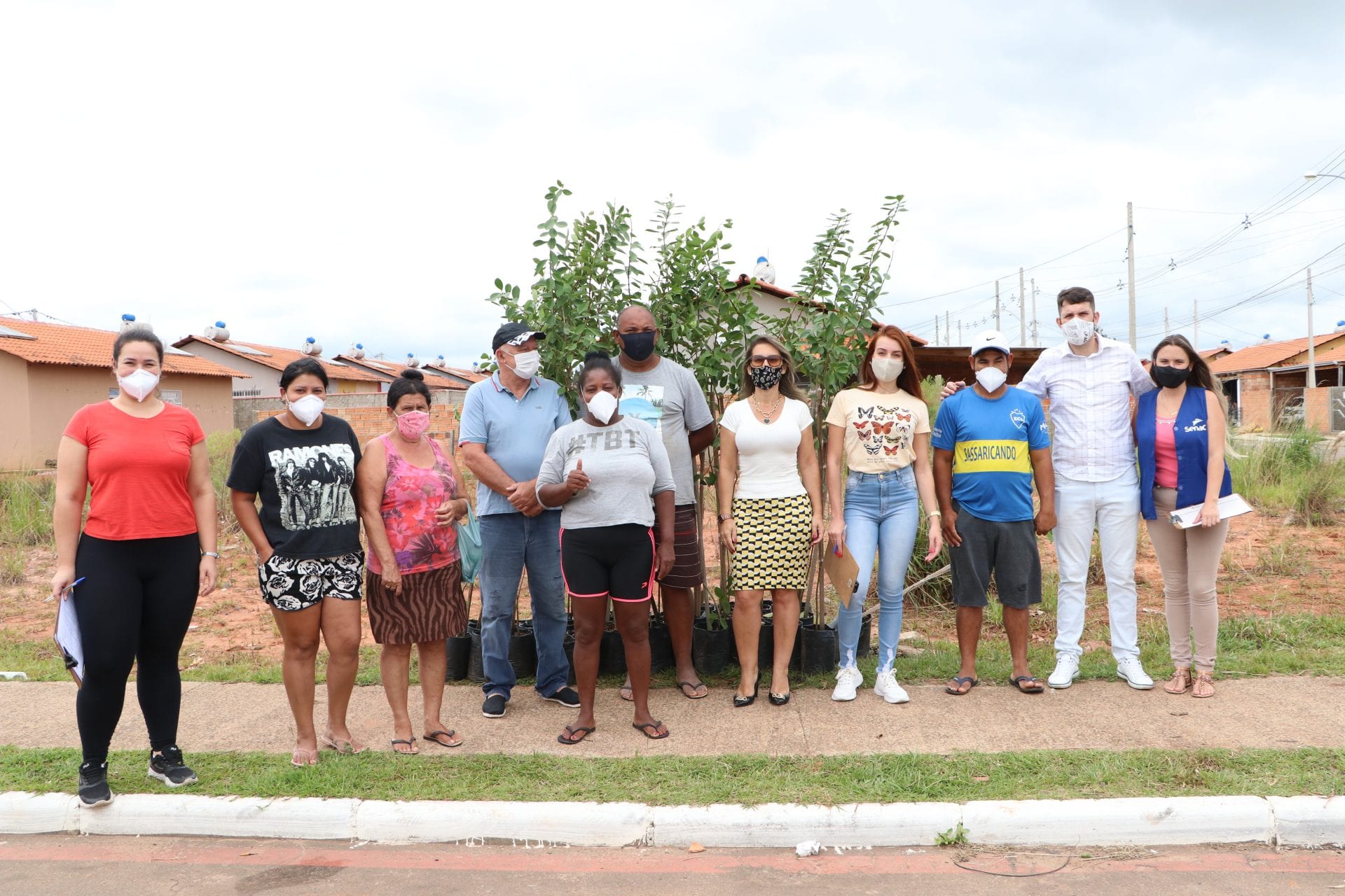 Moradores do Breno Garcia recebem mudas de árvores da Prefeitura