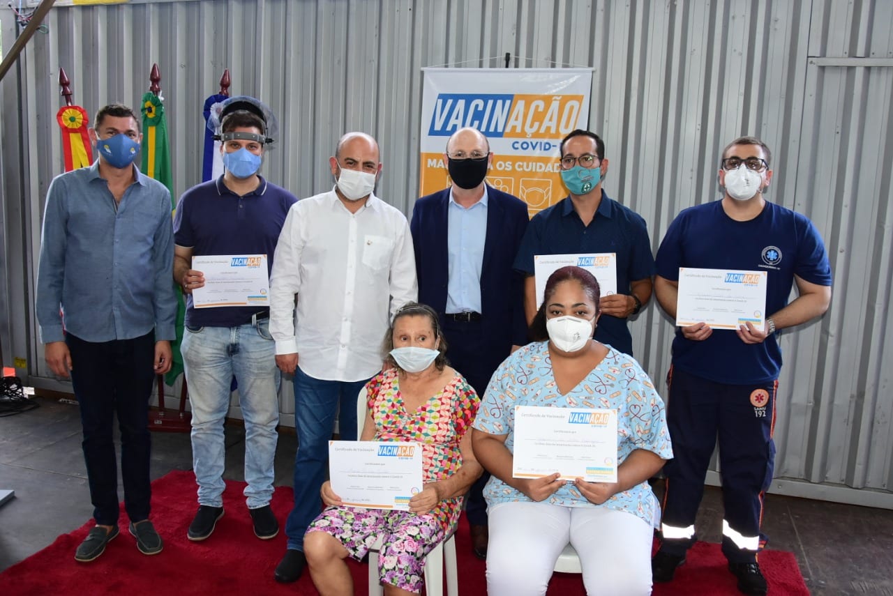 Cinco primeiros moradores de Cachoeirinha são vacinados no Hospital de Campanha