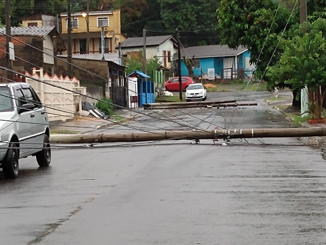 Temporal provoca queda de postes e deixa moradores sem luz em Gravataí
