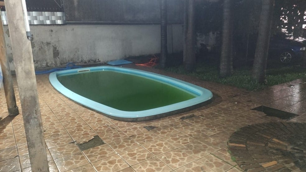 Bebê brincava no pátio de casa quando caiu na piscina e se afogou em Gravataí; caso é investigado
