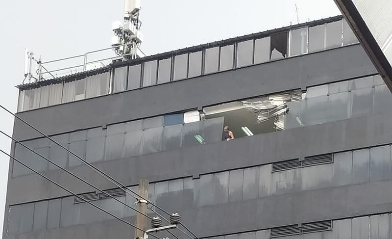 Temporal arrancou vidros de edifício no Centro; Prefeitura já atua em pontos críticos