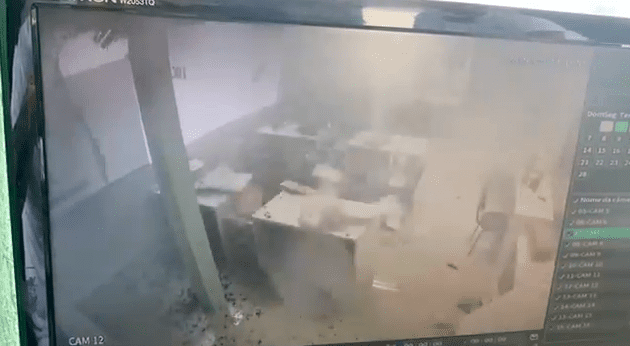 Câmera flagra momento em que ‘Downburst’ arranca janelas de edifício em Gravataí