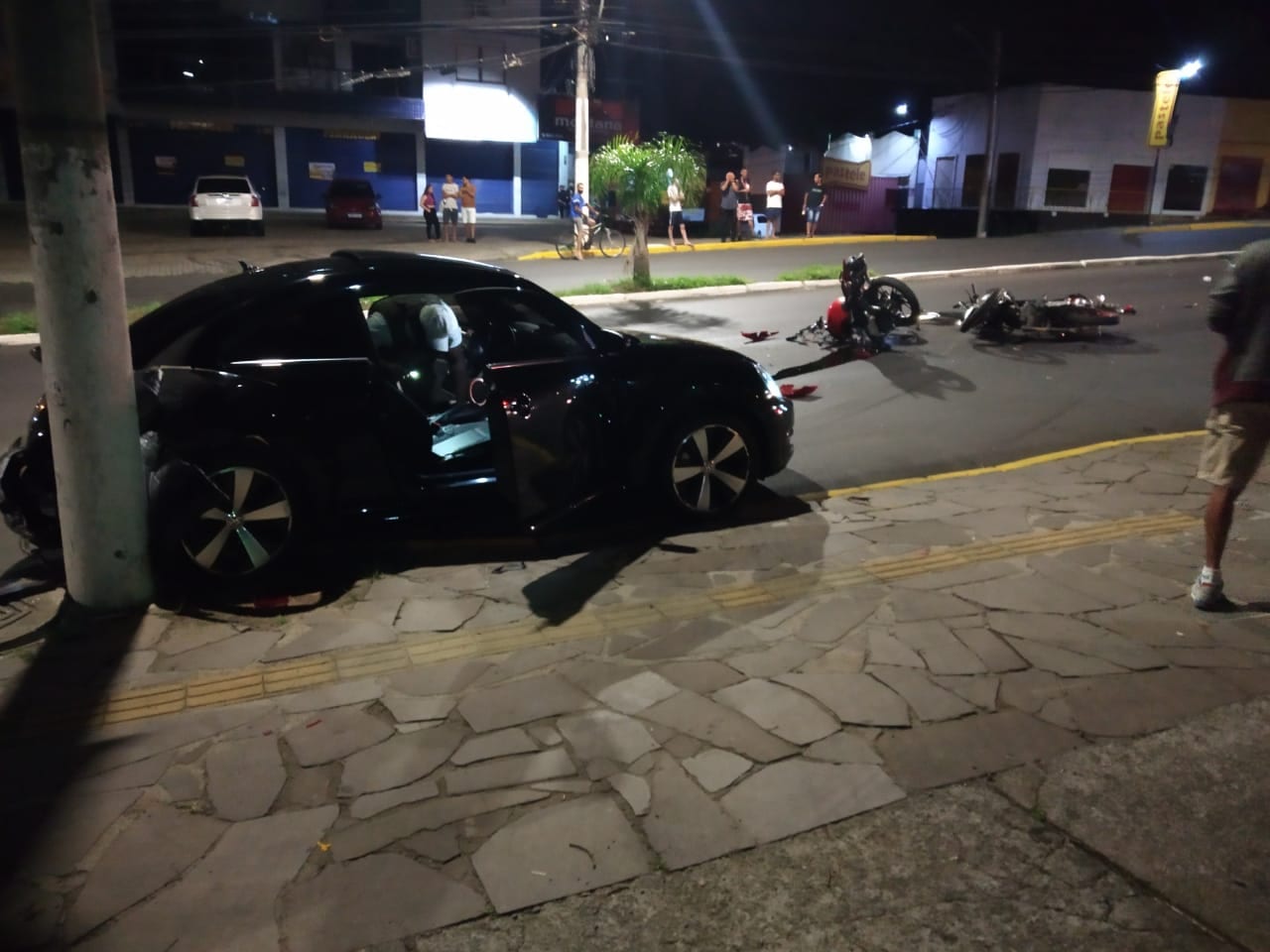 Motorista dá ré em barreira e atropela motoqueiros em Gravataí