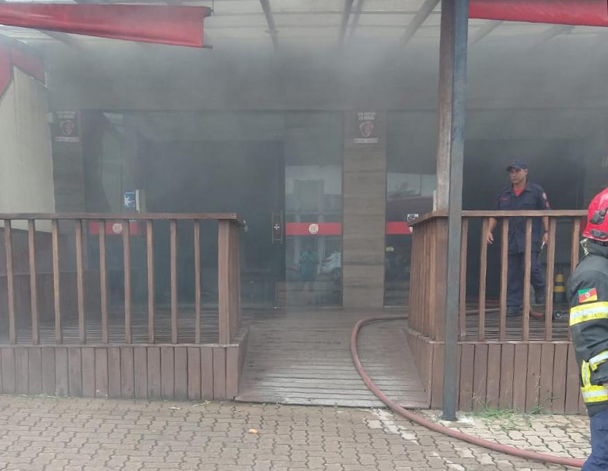 Bombeiros combatem incêndio em pastelaria de Gravataí