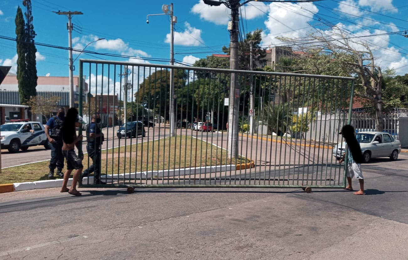 Dupla é presa após furtar portão de empresa em Cachoeirinha
