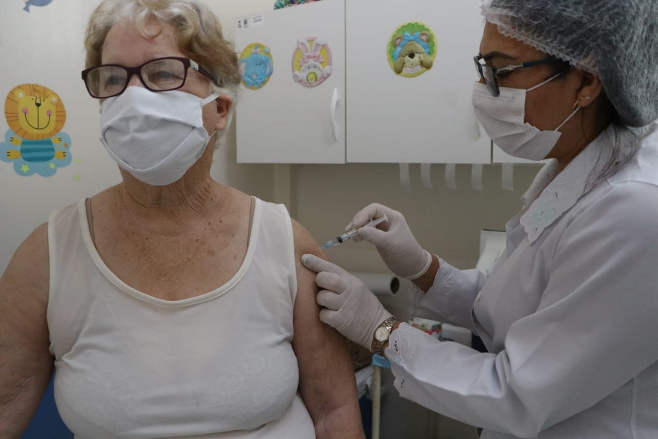 Vacinação contra a covid-19 para idosos acima de 80 anos recomeçou em Gravataí