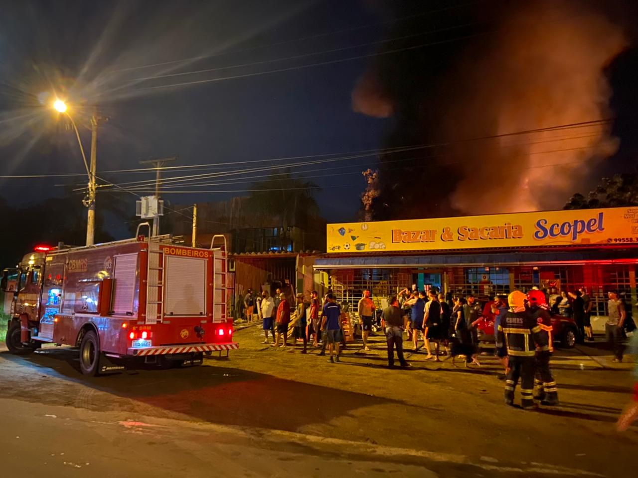 Incêndio atinge galpão de bazar em Gravataí