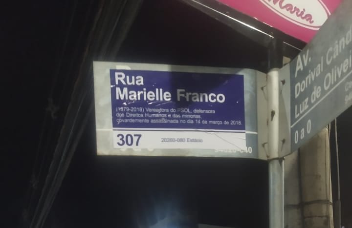 PSOL em Gravataí adesiva placas em manifestação pelos três anos da morte de Marielle Franco