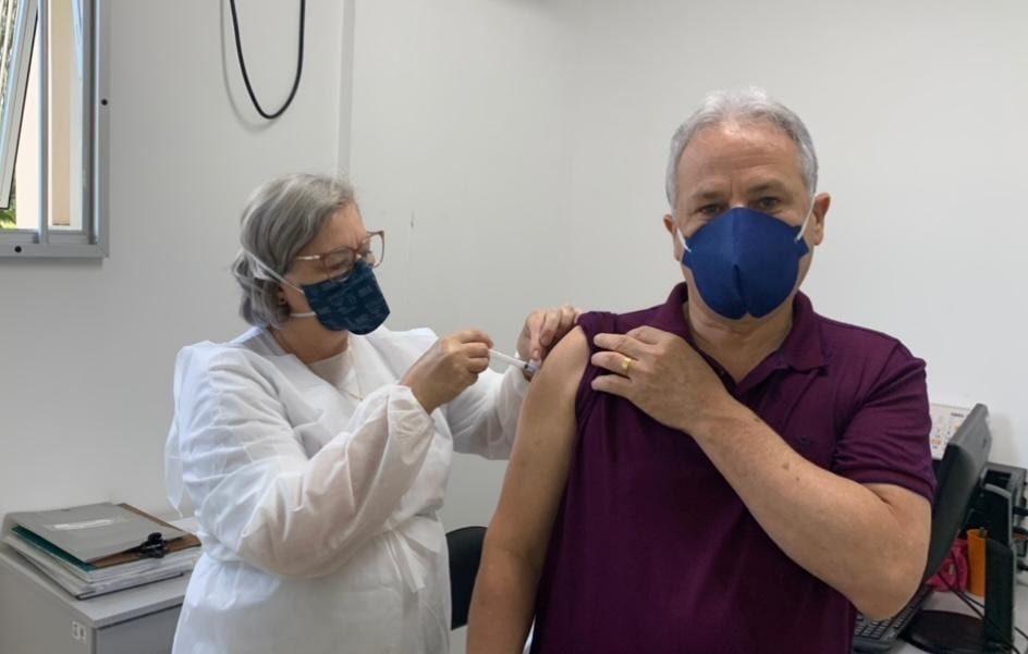 Ex-prefeito Marco Alba recebe a primeira dose da vacina contra o coronavírus em Gravataí