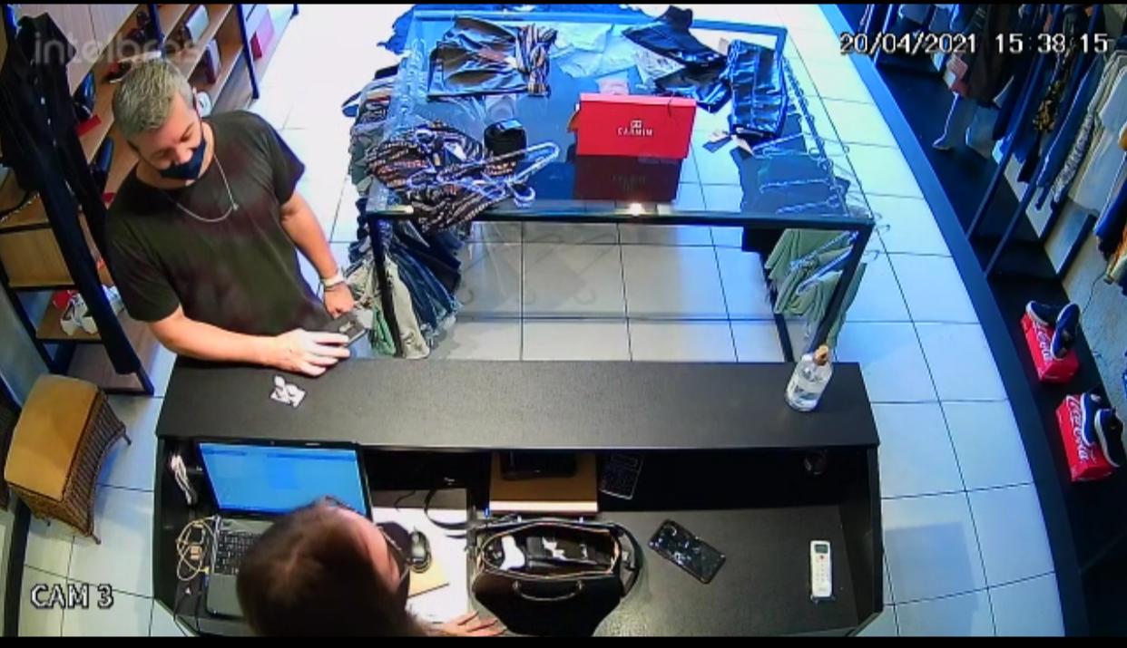 Câmeras de loja flagram homem se passando por cliente para furtar celular em Gravataí